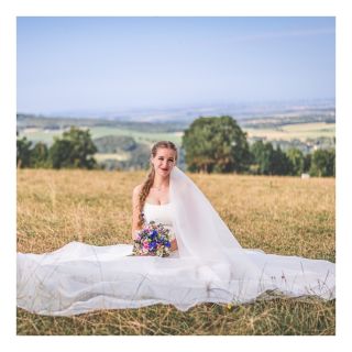 Nevěsta princezna 🔥🤭👑 Vrchní ‘šál’ byl odepínací, aby si pak mohla užít oslavu už jen v korzetových šatech bez omezení...