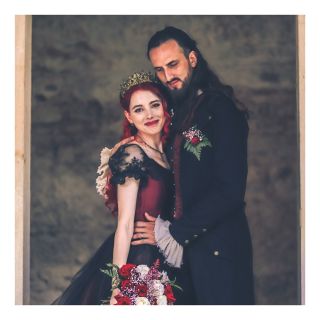 Korzet a sukně jsou zvlášť, aby obojí nevěsta ještě mohla nosit dál.. i když u takhle netradičních svatebek myslím nikdo...