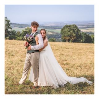 Žežulky na zádech pro slečnu Žežulovou 🐥 Růžová výšivka, knoflíčky i spodnička 🎀 #svatebni #svatba #saty #svatebnisaty...